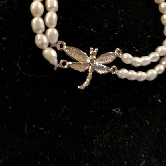 Delicate pearl stretch bracelet w/Dragonfly accent - Picture 2 of 3